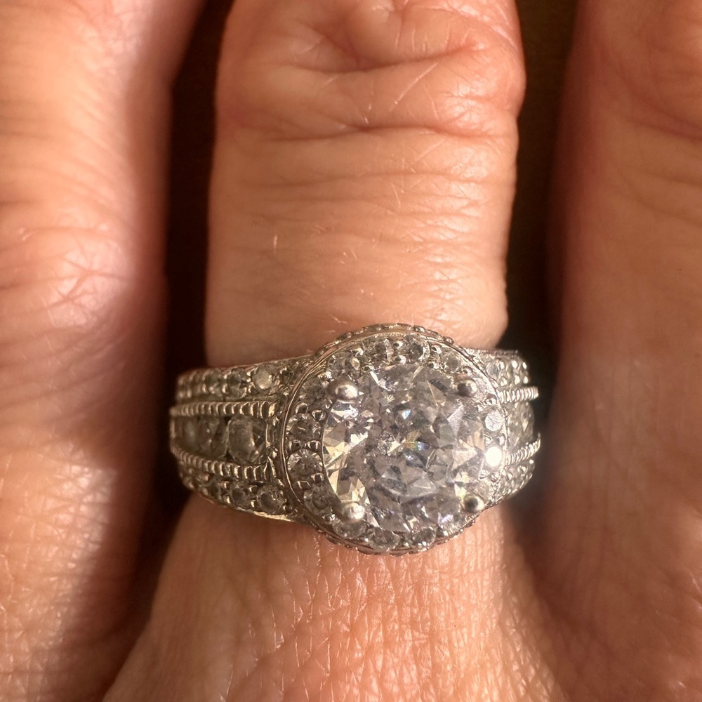 Elegant Silver CZ Woman’s Ring Perfect Travel or Vacation Size 6 Low Setting - Picture 2 of 12